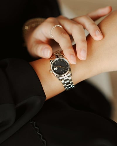 ساعة اصاله النسائية باللون الذهبي