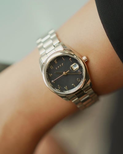 ساعة اصاله النسائية باللون الذهبي