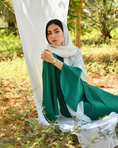 ساعة يسر النسائية من الستيل بلون ذهبي وفضي