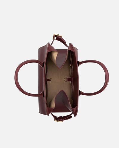 شنطة نسائية أنيقة باللون العودي