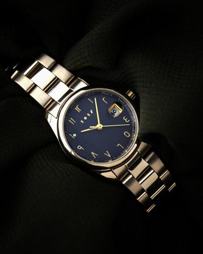 ساعة اصاله النسائية باللون الذهبي