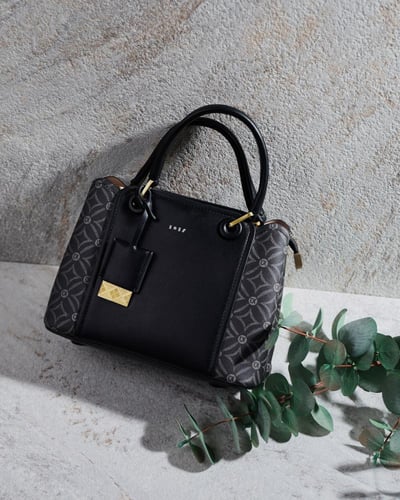 شنطة نسائية كلاسيك بلون أسود