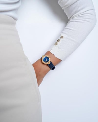 ساعة حنان من الجلد باللون الأزرق