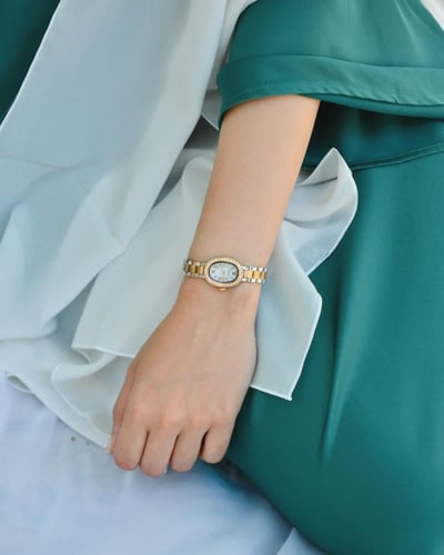 ساعة يسر النسائية من الستيل بلون ذهبي وفضي