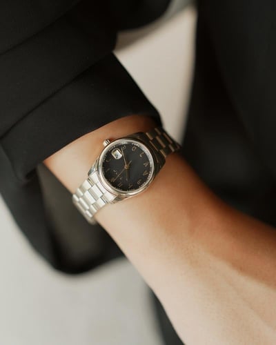 ساعة اصاله النسائية باللون الذهبي