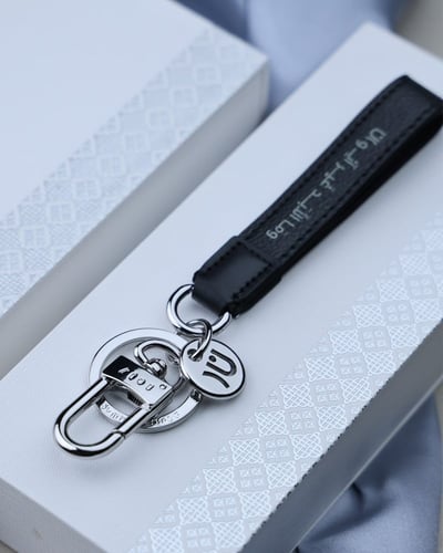 ميدالية بتصميم عصري من الجلد