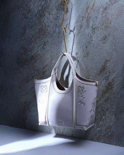 شنطة نسائية كلاسيك بلون أبيض سكري