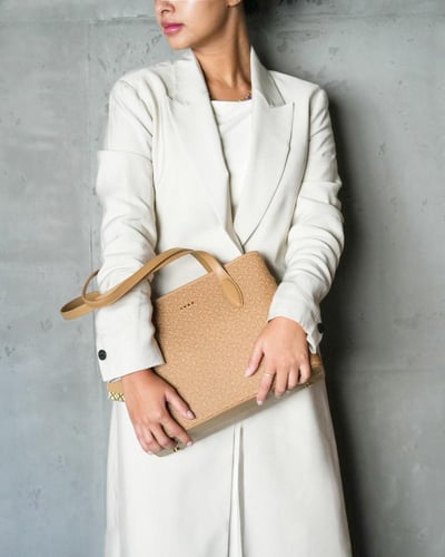 شنطة نسائية أنيقة بلون بني