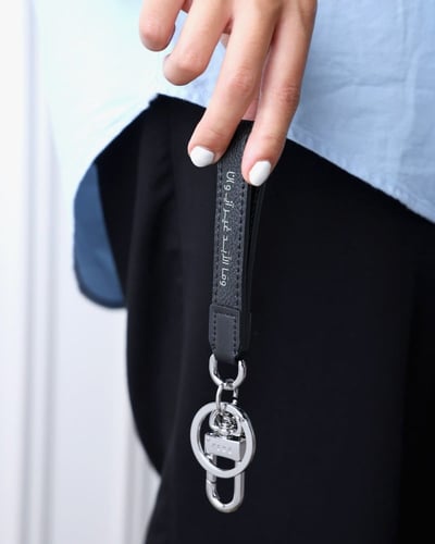 ميدالية بتصميم عصري من الجلد