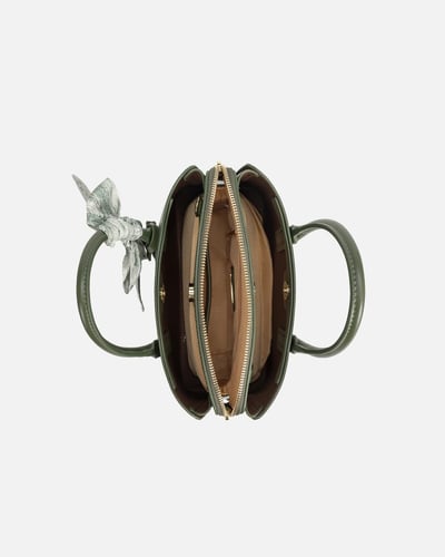 شنطة نسائيه من الجلد باللون الأخضر