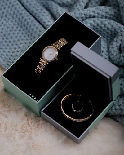 طقم هدايا نسائي يتكون من ساعة وإسوره وخاتم