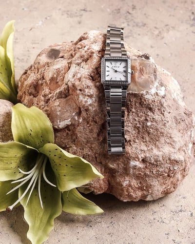 ساعة العنُود النسائية باللون الفضي