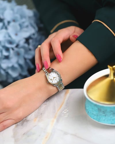 ساعة اصاله النسائية بلون فضي وذهبي