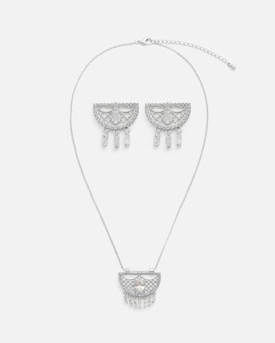 طقم نسائي مميز باللون الفضي