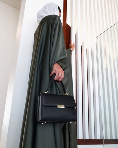 شنطة نسائية أنيقة باللون الأسود