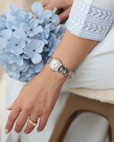 ساعة المها النسائية بلون الفضي والذهبي