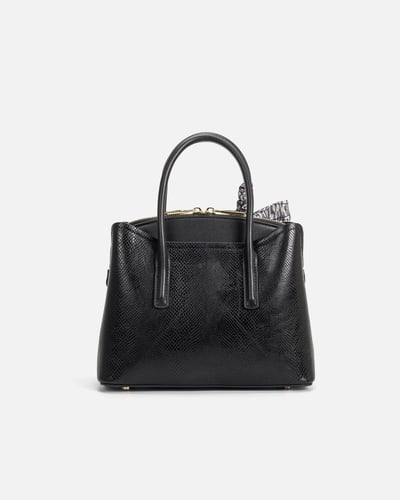 شنطة نسائية من الجلد باللون الأسود