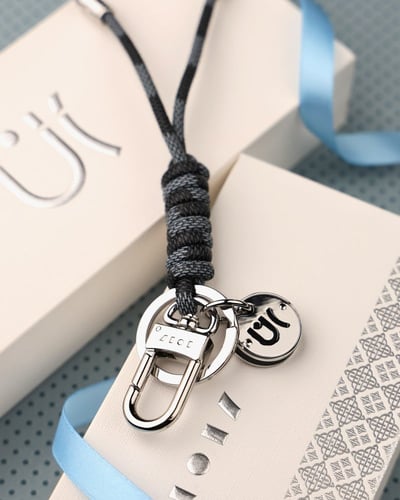 ميدالية بتصميم عصري من الجلد