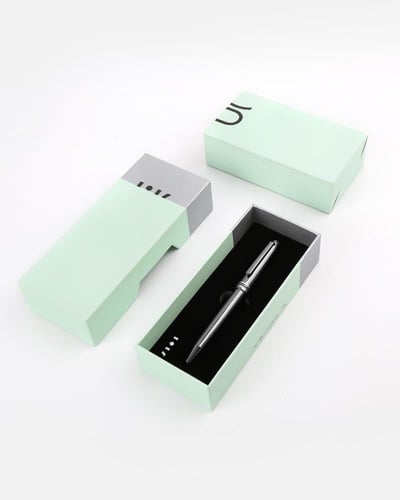 قلم رجالي بتصميم أنيق بلون فضي