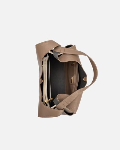 شنطة نسائية من الجلد بلون بني فاتح