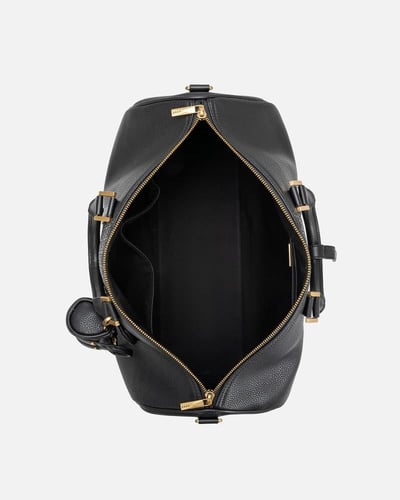 شنطة من الجلد الفاخر بلون أسود