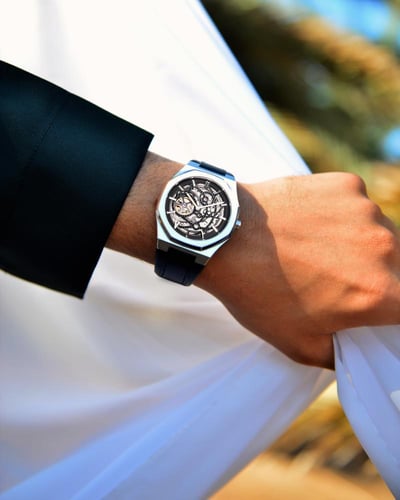 ساعة سراج الرجالية من الجلد بلون أسود