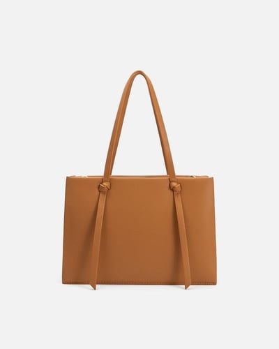 شنطة نسائية من الجلد باللون البني