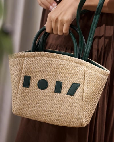 شنطة نسائية مميزة باللون البيج والأخضر