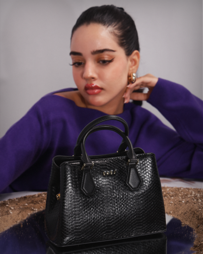 شنطة نسائية من الجلد باللون الأسود