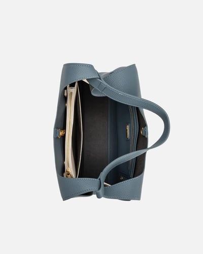 شنطة نسائية من الجلد بلون أزرق