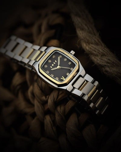 ساعة خُلود النسائية بلون ذهبي وفضي