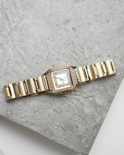 ساعة دانة النسائية باللون الذهبي