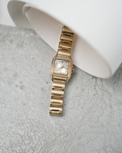 ساعة دانة النسائية باللون الذهبي