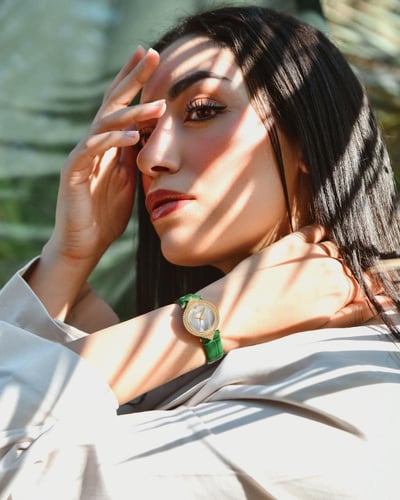 ساعة حنان من الجلد باللون الأخضر