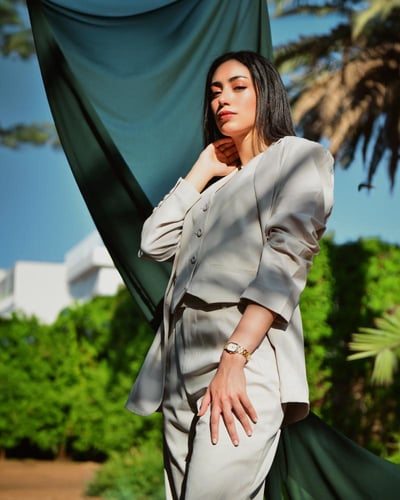 ساعة حُسن باللون الذهبي