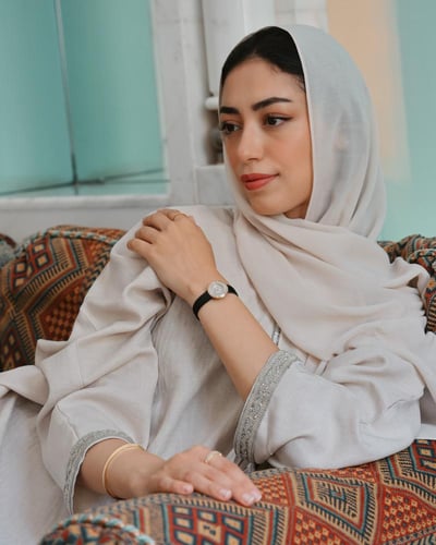 ساعة الفتون من الجلد بلون أسود