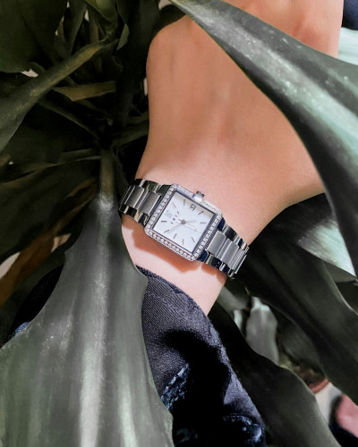 ساعة العنُود النسائية باللون الفضي