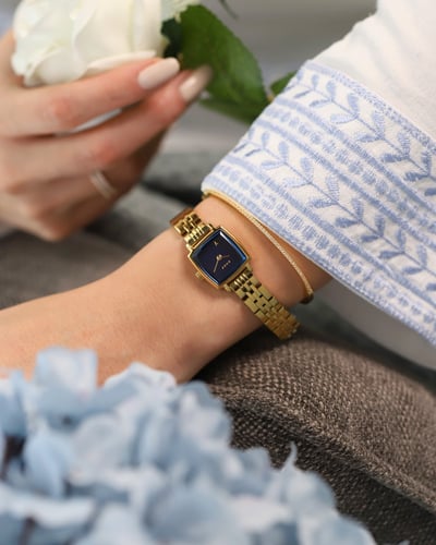 ساعة بلقيس النسائية باللون الذهبي