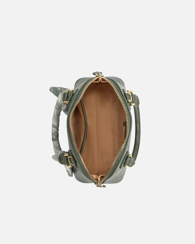 شنطه نسائيه مميزه باللون الأخضر