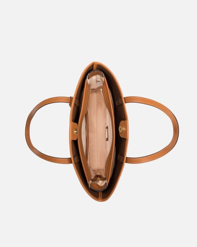 شنطه نسائيه كلاسيك باللون البيج