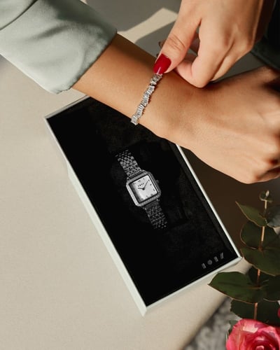 طقم هدايا نسائي يتكون من ساعة وإسورة