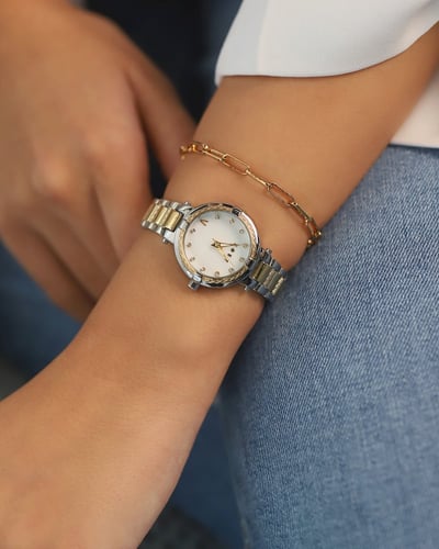 ساعة طرفه النسائية بلون فضي وذهبي