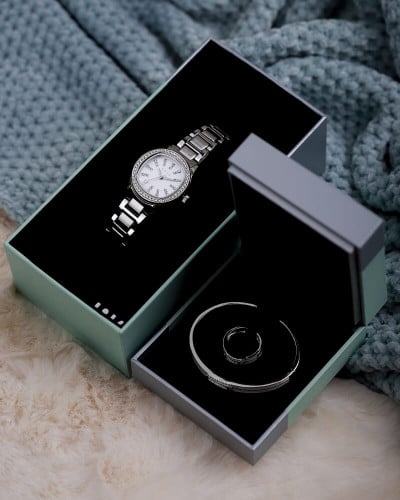 طقم هدايا نسائي يتكون من ساعة وإسوره وخاتم