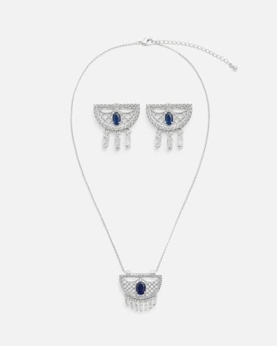 طقم نسائي مميز باللون الفضي