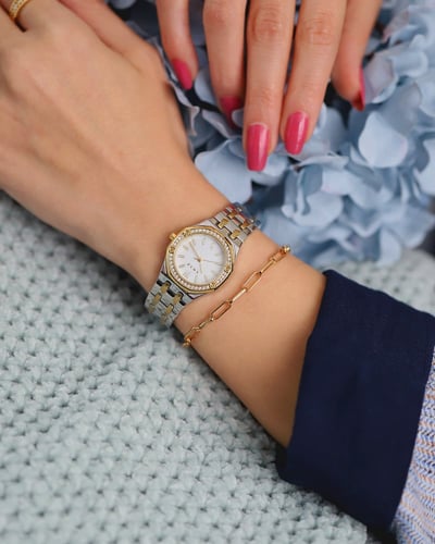 ساعة النرجس النسائية بلون فضي وذهبي