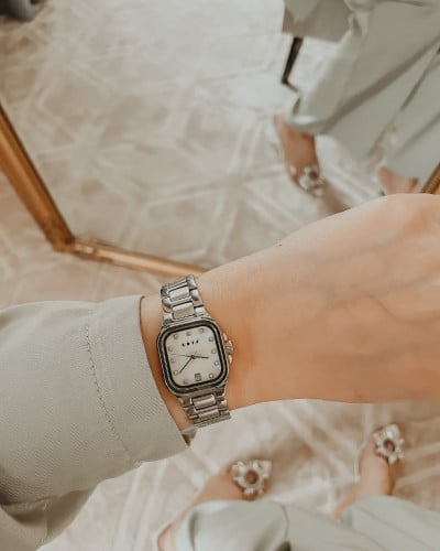 ساعة حُسن باللون الفضي