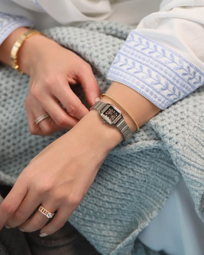 ساعة دانة النسائية بلون الفضي والذهبي