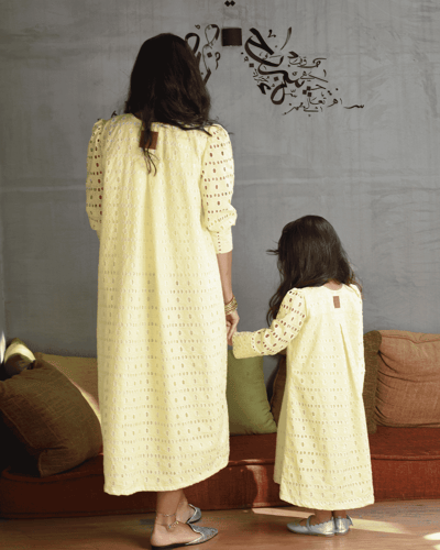 جلابية شُموخ النسائيه بلون أصفر