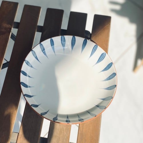 صحن تقديم بلون ابيض وازرق