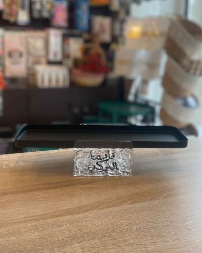 صينية انيقة اسود بقاعدة اكريلك